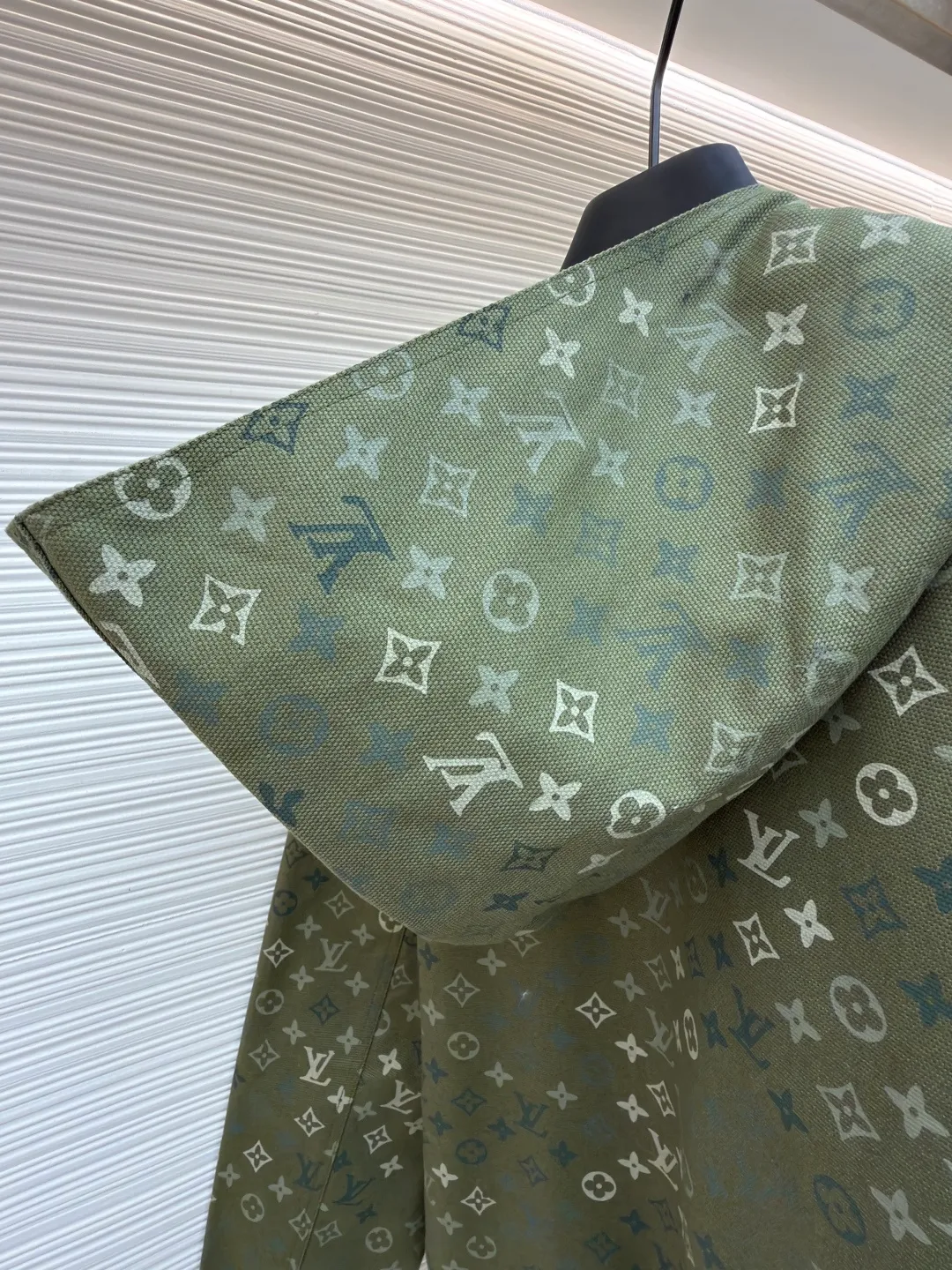 LOUIS VUITTON canvas hooded tunic jacket ●Original version: purchased and developed by 44974 ●Item number: 1682150-B75 ●Fabric: canvas fabric ●Technology: printing production ●Color: green ●Version: fitted version ●Weight: about 1025 grams ●Size: S-M-L-XL ●Description: This hooded zipper jacket is made of high-density twill blended fabric. It has been washed and aged to give the fabric a retro-aged matte texture and a soft and drapey wearing experience. The classic presbyopia pattern printed all over the surface is presented through digital direct inkjet printing. The pattern has high precision and the color blends naturally with the fabric and is not easy to fall off and crack. The body is cut into a loose-fitting drop-shoulder version, and the shoulder splicing uses a flat car double-line seam process to route the lines. It is neat and improves shoulder support. The zipper adopts a custom-made metal molded zipper with smooth and wear-resistant teeth, which harmoniously echoes the color of the body. The hem and cuffs are made of high-elastic ribbing, which is pre-shrunk to prevent deformation. The inside of the hood is double-layered, making the shape of the hat stiff and not easy to collapse. The overall turning process adopts 0.8cm dense copy line technology, and every inch of stitching is even and fine. Every detail shows exquisite clothing technology and quality control. The overall wiring is straight and delicate, the fabric is comfortable and soft, and the color is consistent without color difference. It can be matched with the same style to create a fashionable look and control various occasions. Customized accessories, complete with three standards, same style for men and women!